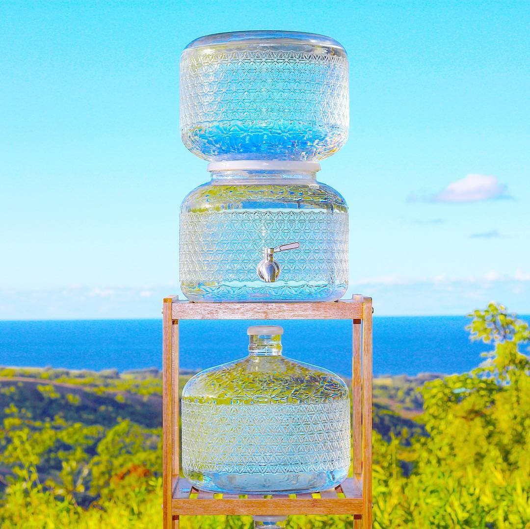 <b>La extravagancia de beber agua sin tratar y pagar por ello. </b>En pleno siglo XXI hay quienes tratan de 
<a href="https://www.nytimes.com/2017/12/29/dining/raw-water-unfiltered.html">hacerse millonarios</a> con la venta de agua sin tratar, a razón de casi 4 dólares por litro. Nos referimos al líquido elemento tal y como sale del subsuelo, sin filtrar ni tratar.