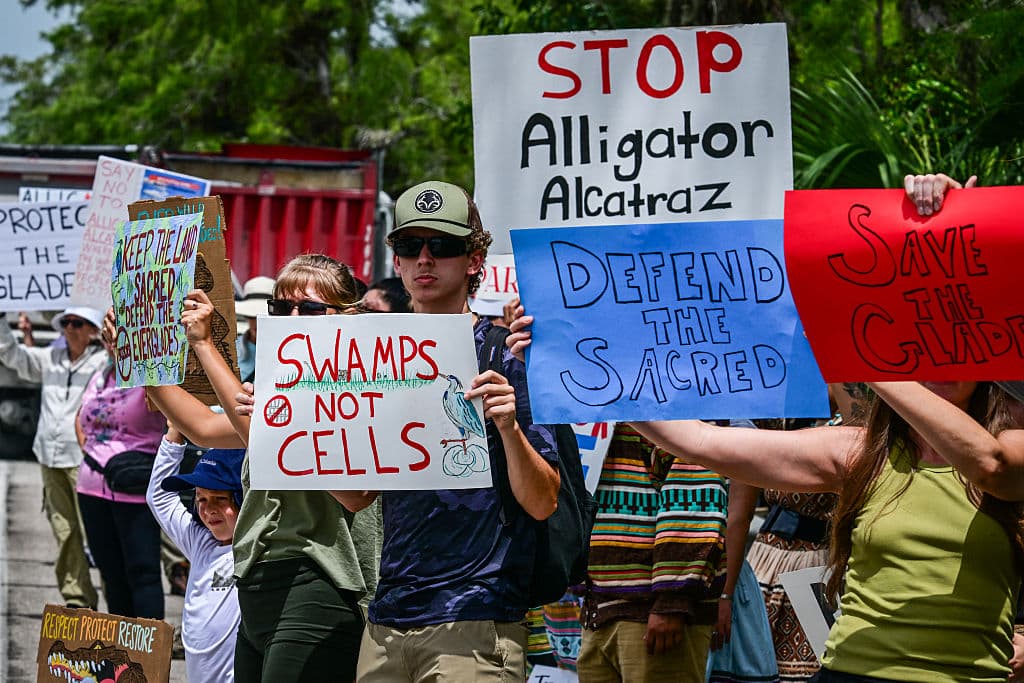 <b>"Los pantanos no son celdas"</b>, leía una de las pancartas durante la manifestación contra el centro para inmigrantes indocumentados, realizada el sábado 28 de junio.
<br>
<br>A orillas del Sendero Tamiami, como se le conoce a la carretera federal 41, que atraviesa los Everglades, cientos de personas pidieron detener la construcción del "Alcatraz de los Caimanes" y defender las tierras sagradas de los nativos estadounidenses.