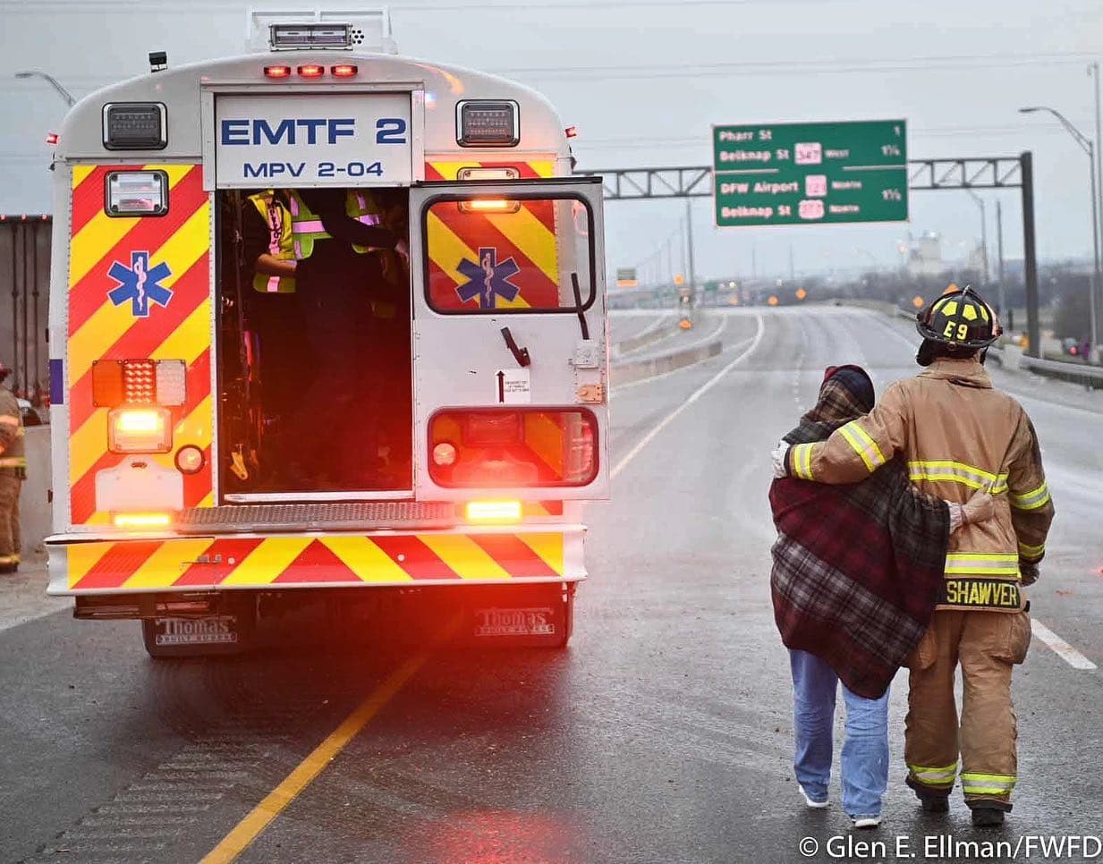 Más de 30 camiones de emergencia llegaron al lugar para asistir a las víctimas.