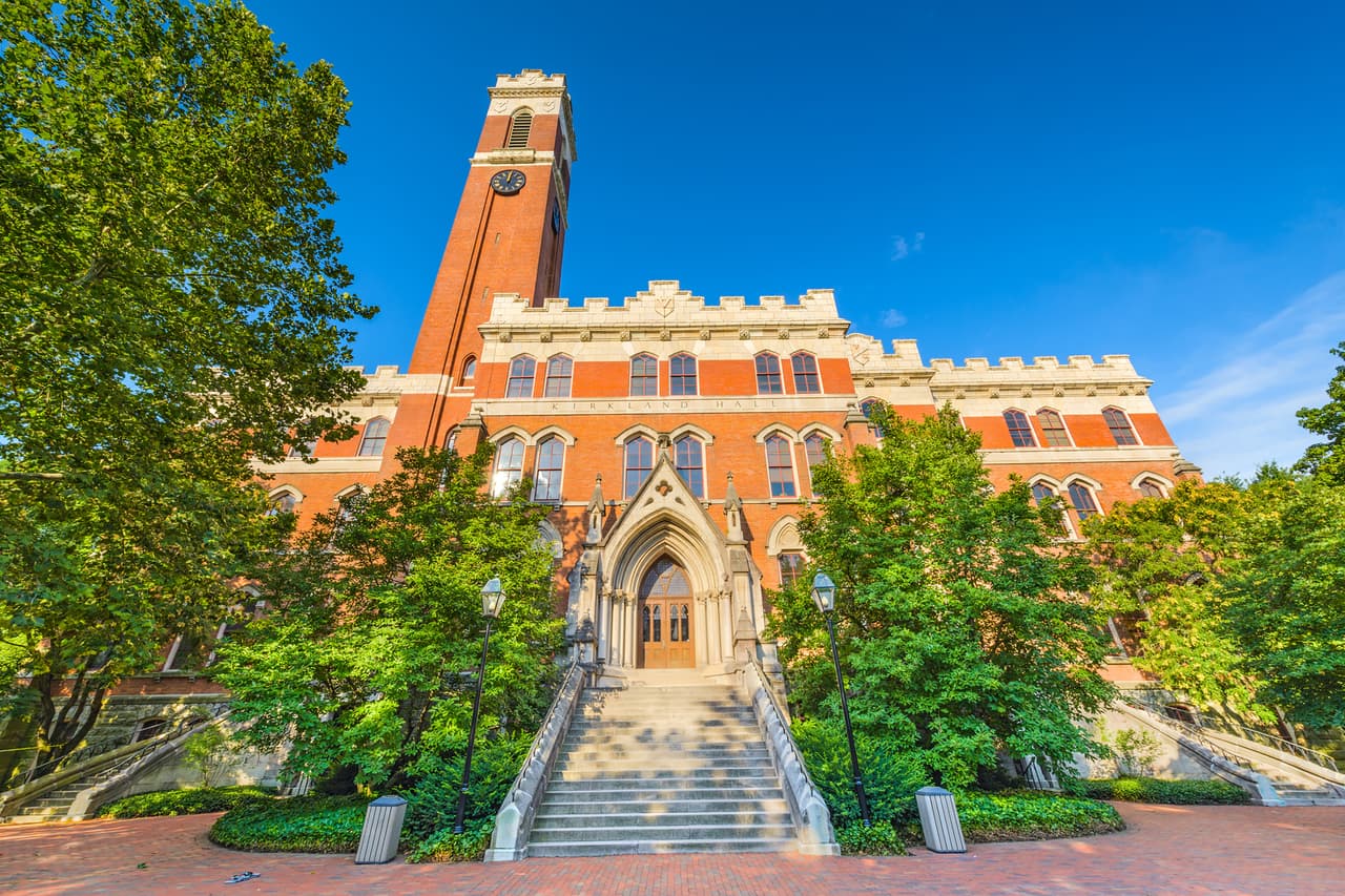 <b>Puesto 16. Universidad de Vanderbilt</b>
<br>
<br>Tasa de aceptación: 9%.
<br>
<br>Lugar: Nashville, Tennessee.
<br>
<br>Fue fundada en 1873 y recibió su nombre en honor al magnate ferroviario Cornelius Vanderbilt. 54 miembros del congreso, dos vicepresidentes y dos jueces de la Corte Suprema egresaron de esta casa de estudios. Actualmente tiene alrededor de 7,000 estudiantes.
<br>