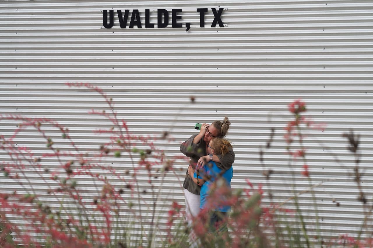 Familiares esperaron largas horas en el Centro Cívico Willie de León para poder 
<a href="https://www.univision.com/local/san-antonio-kwex/familiares-buscan-identificar-a-victimas-del-tiroteo-en-escuela-de-uvalde-mediante-muestras-de-adn-video" target="_blank">identificar a las víctimas</a> que habían sido reportadas como desaparecidas.