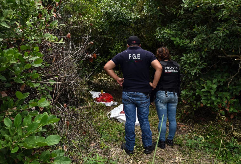 <b>Guanajuato</b> es una de las entidades que en los últimos años ha visto un aumento de la violencia y las disputas. Entre 2018 y 2019 se encontró que 
<b>14 grupos rondaban el territorio</b>. En ese estado existe la presencia de “Carteles Unidos”, una organización criminal integrada por exmiembros de otros cárteles que se unieron para combatir al Jalisco Nueva Generación. Entre ellos, de Sinaloa, los Zetas y del Golfo.