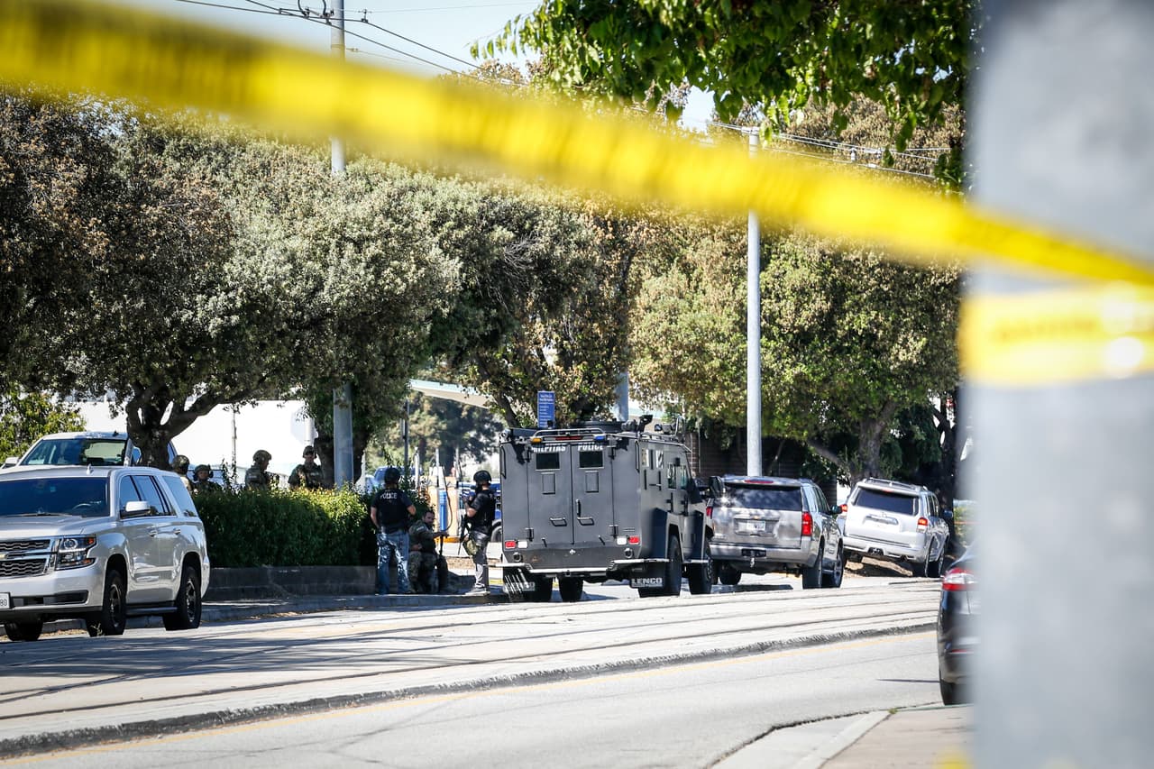 Unos 100 empleados de la agencia de transporte fueron evacuados del edificio. En la zona hay una fuerte presencia de oficiales, incluida la Policía de San José, la Oficina del Alguacil del condado de Santa Clara y el Buró Federal de Investigaciones (FBI, por sus siglas en inglés).