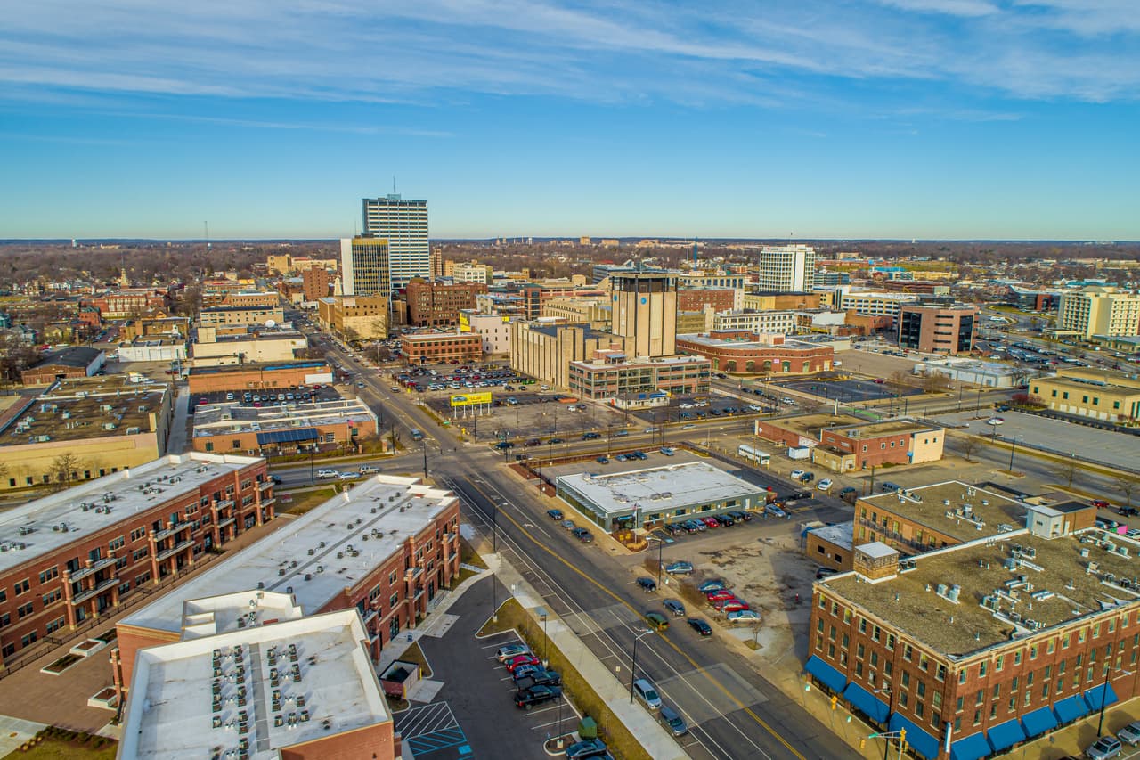 <b>Puesto 19. South Bend-Mishawaka (Indiana, Minnesota) </b>
<br>
<br>Tasa de ejecuciones hipotecarias: 1,572 unidades de vivienda por cada ejecución hipotecaria (total de solicitudes: 91).
<br>
<br>Precio promedio de las viviendas: 142,800 dólares.
<br>
<br>Total de unidades de vivienda: 143,008.
<br>
<br>Población: 321,739 habitantes.
<br>
<br>Para determinar las ciudades
<a href="https://247wallst.com/special-report/2021/06/24/the-american-city-with-the-most-foreclosures-2/"><u> con mayor cantidad de ejecuciones hipotecarias</u></a>, 24/7 Wall St. revisó los datos del primer trimestre de 2021 en las principales áreas metropolitanas recopilados por ATTOM Data Solutions, 
<a href="https://www.attomdata.com/sem/brand/?creative=496324954230&keyword=attom%20data&matchtype=p&network=g&device=c&gclid=Cj0KCQjw5uWGBhCTARIsAL70sLLbsZep6wsEl73NahVg_1B6kaWIGuKy7VOYMi03SIn0mgXZM284QT4aArcKEALw_wcB"><u>una compañía que analiza las estadísticas de bienes raíces</u></a>.
<br>
