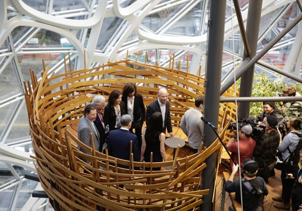 Las acciones vendidas representan únicamente una pequeña fracción del total que Bezos sigue controlando, estimado en 52,4 millones de títulos, equivalente a 
<b>más del 10 % de la propiedad</b> de la compañía líder de comercio electrónico.