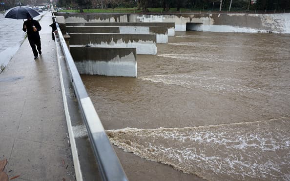 California continúa empapada por poderosos eventos fluviales atmosféricos que han traído fuertes vientos y 
<a href="https://www.univision.com/local/los-angeles-kmex/local/los-angeles-kmex/lluvias-inundaciones-transporte-metro-los-angeles" target="_blank">lluvias torrenciales</a> que han derribado árboles, inundado carreteras y cortado el suministro eléctrico a decenas de miles de residentes.