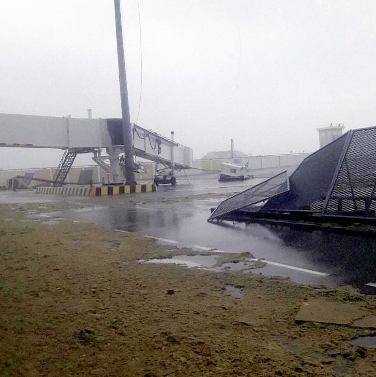 Además de la inundación los vientos afectaron las instalaciones del aeropuerto.