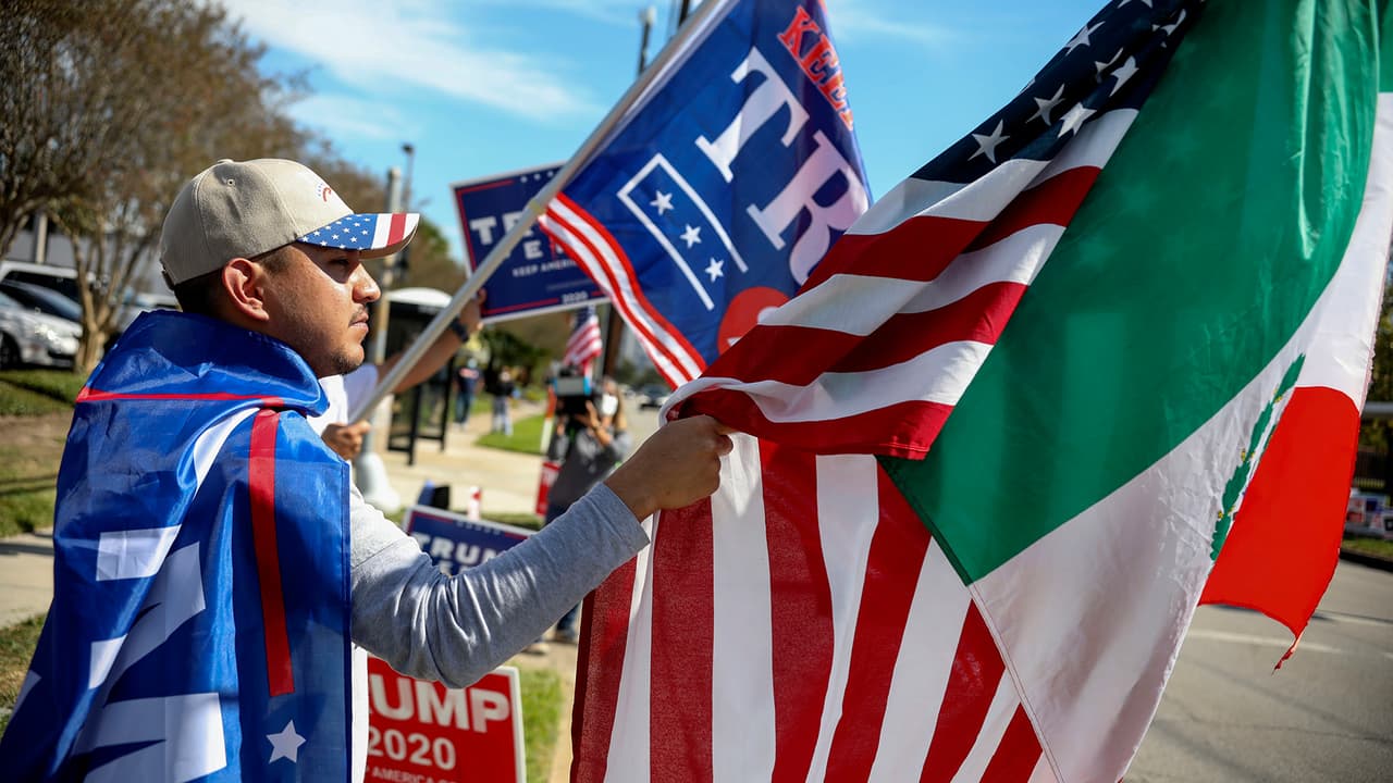 Decenas de simpatizantes a los candidatos, Trump y Biden, están manifestando pacíficamente en el Metropolitan Multi-Services Center de Houston.