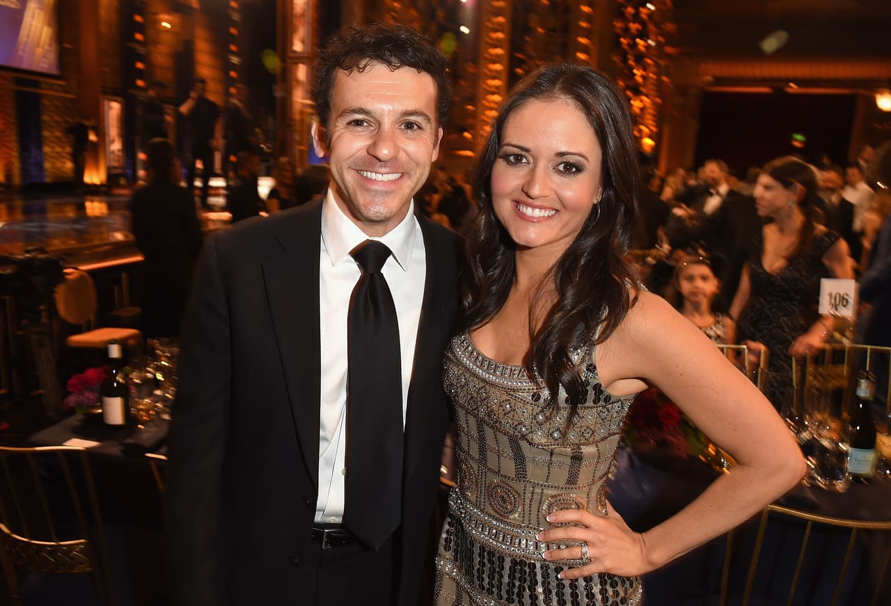 En
<b> </b>1993, Monique Long, una diseñadora de vestuario de entonces 31 años, dijo que fue acosada sexualmente por Fred Savage, de entonces 16 años, y por Jason Harvey de 20 años (quien interpretaba a 'Wayne', hermano de 'Kevin'). La vestuarista argumentó que los
<b> </b>actores la incomodaban física y verbalmente, acusación que causó su despido. Los productores la indemnizaron con una fuerte cantidad y al día de hoy tanto Savage como sus familiares y colegas defienden su inocencia.