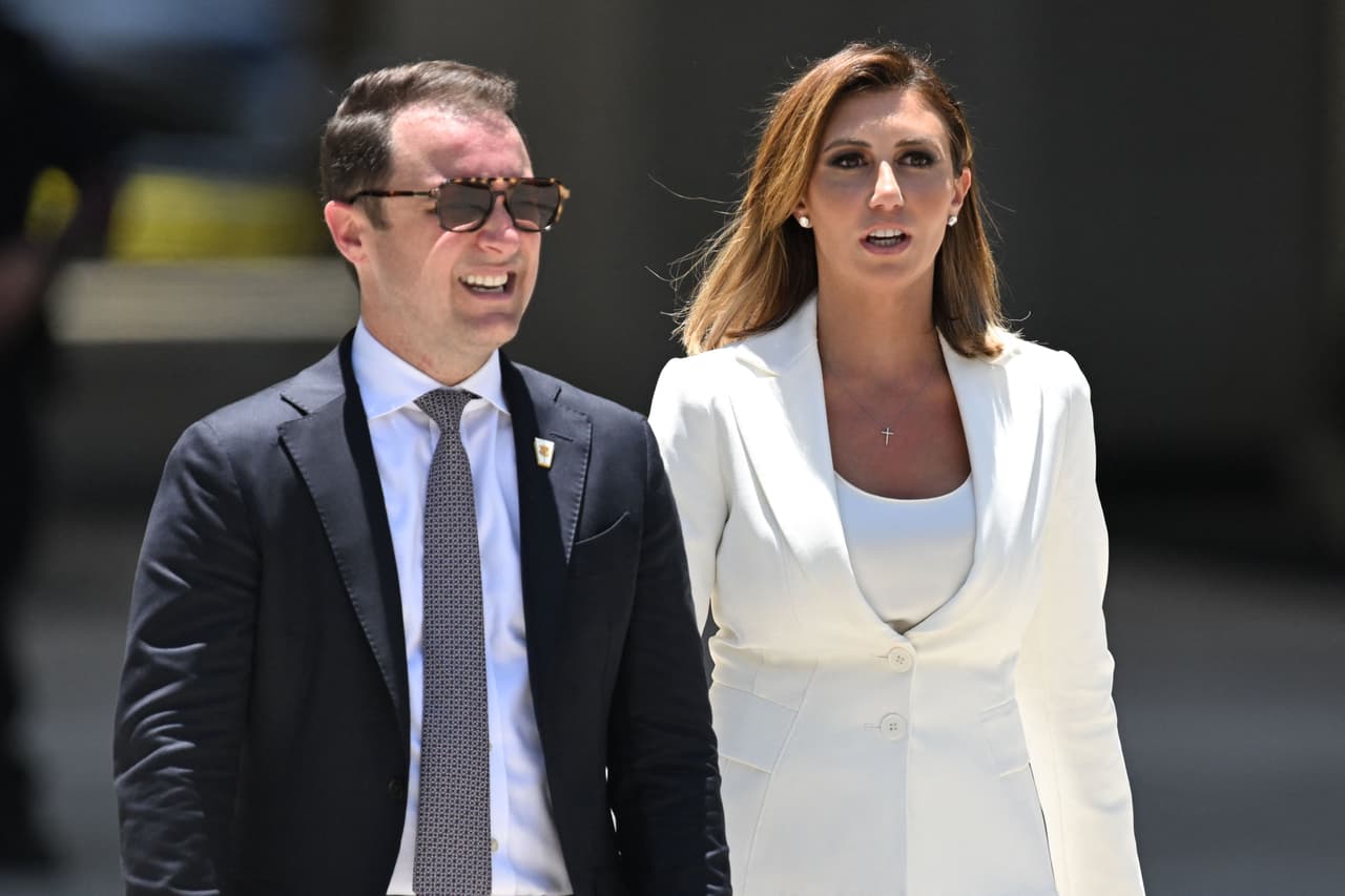 Alina Habba, abogada del expresidente estadounidense Donald Trump, llegó al Palacio de Justicia Federal de los Estados Unidos Wilkie D. Ferguson Jr. Arremetió contra el sistema de justicia de los 
<b>Estados Unidos</b>.