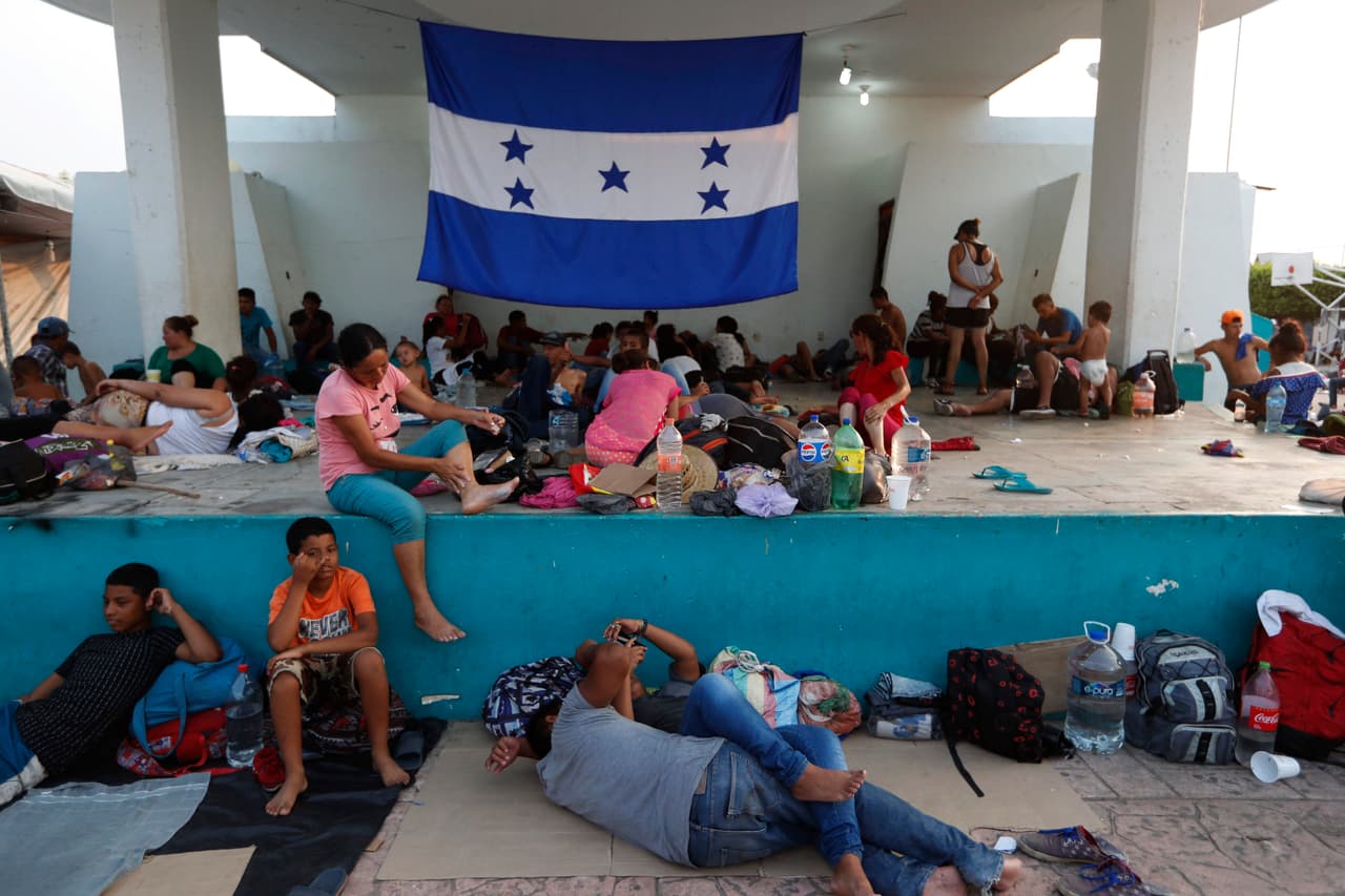Una bandera de Honduras en el campamento improvisado de Escuintla, estado de Chiapas. "Vienen niños, Vienen mujeres embarazadas, vienen familias completas que en ocasiones sí requieren esta ayuda humanitaria", dijo 
<b>Salvador Quintana </b>a Reuters.