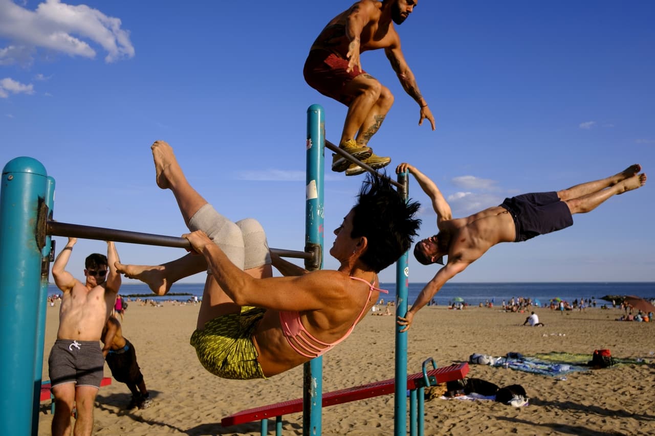 <b>‘Barras de entrenamiento en Coney Island’</b> 
<br>
<br>Segundo lugar en la categoría ‘fotografía callejera’. “Un grupo de atletas se ejercita en la playa de Coney Island al comienzo del verano”, explicó el concurso. “Los puntos de ejercicio en esta playa son gratuitos y utilizados por muchos”, añadió.
