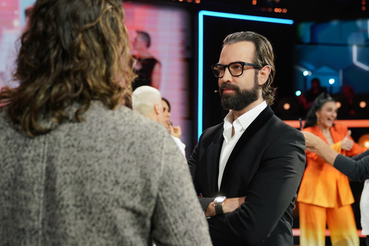Entre corte y corte, Diego de Erice se dio tiempo para saludar a los panelistas e intercambiar puntos de vistas sobre lo que ocurría en La Gala.