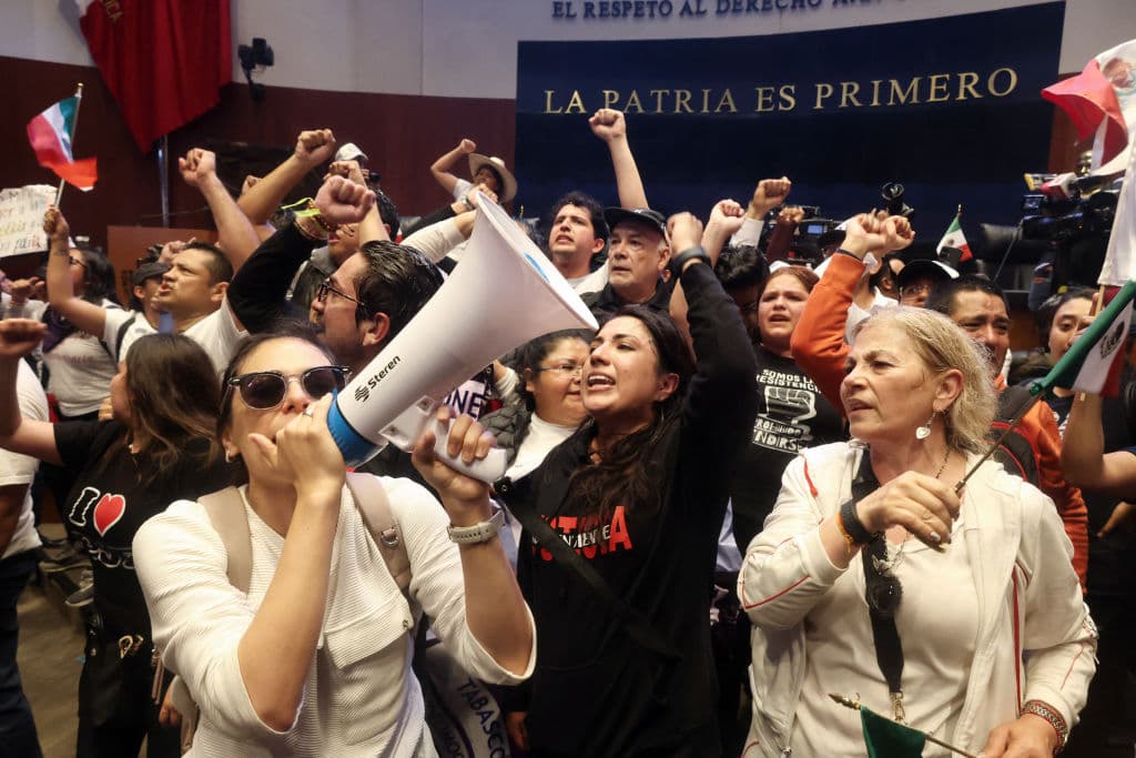 El Senado de México aprueba la polémica reforma judicial del presidente López Obrador con el voto de un opositor