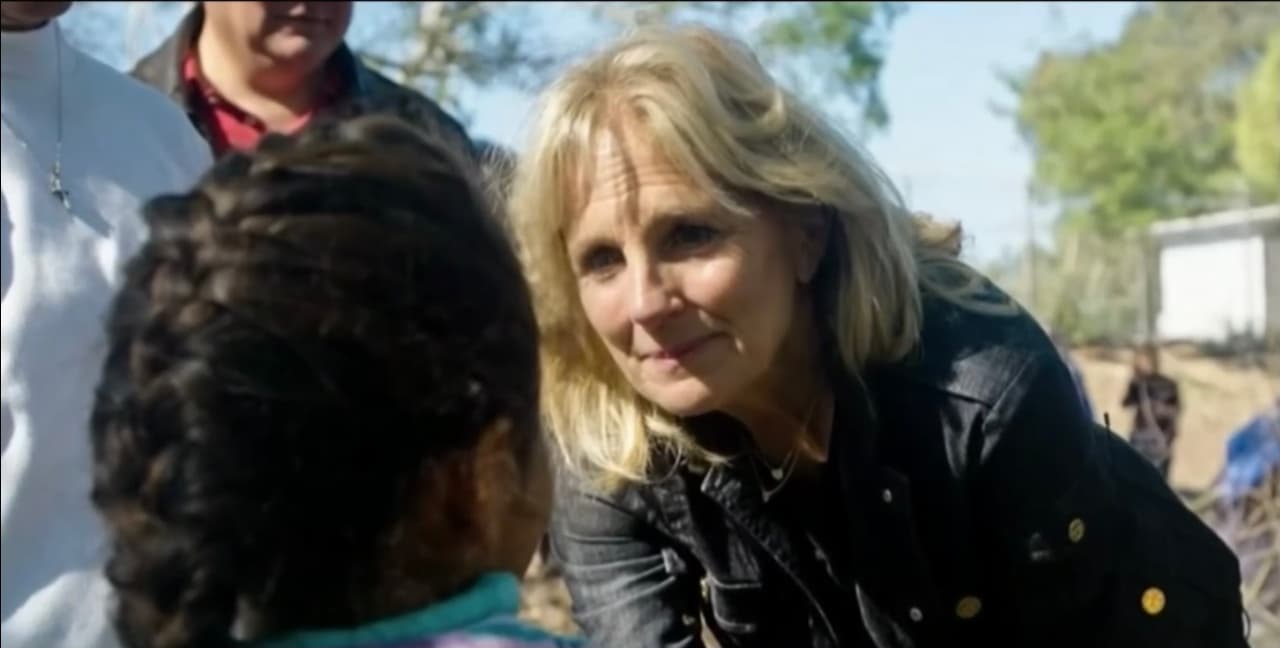 Este esfuerzo ha traspasado las fronteras de su comunidad, a tal grado que en 2019 la ahora primera dama, 
<a href="https://www.univision.com/temas/jill-biden">Jill Biden</a>, cruzó la frontera con Michael para ponerse en sus zapatos 
<b>y colaborar con esa comunidad que solo aspira a una mejor vida. </b>
<br>