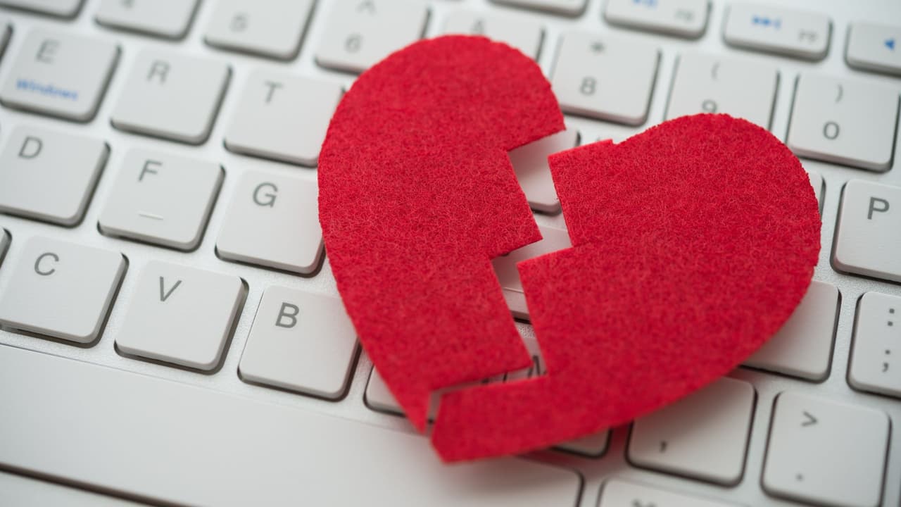 La clave está en ser cauteloso y proteger tus finanzas en un mundo digital cada vez más vulnerable a estos engaños. 
<b>El amor no debe ser costoso, así que antes de compartir tu corazón (y tu dinero), sigue estos consejos y mantente alerta.</b>