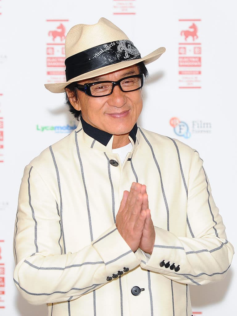 Jackie Chan en Armour of God (1987)
<br>Jackie estuvo cerca de la muerte luego de que cayera de un árbol de 12 metros y cayera en una piedra, esto provocó que uno de sus huesos le perforara el cráneo y le penetrara el cerebro.
<br>