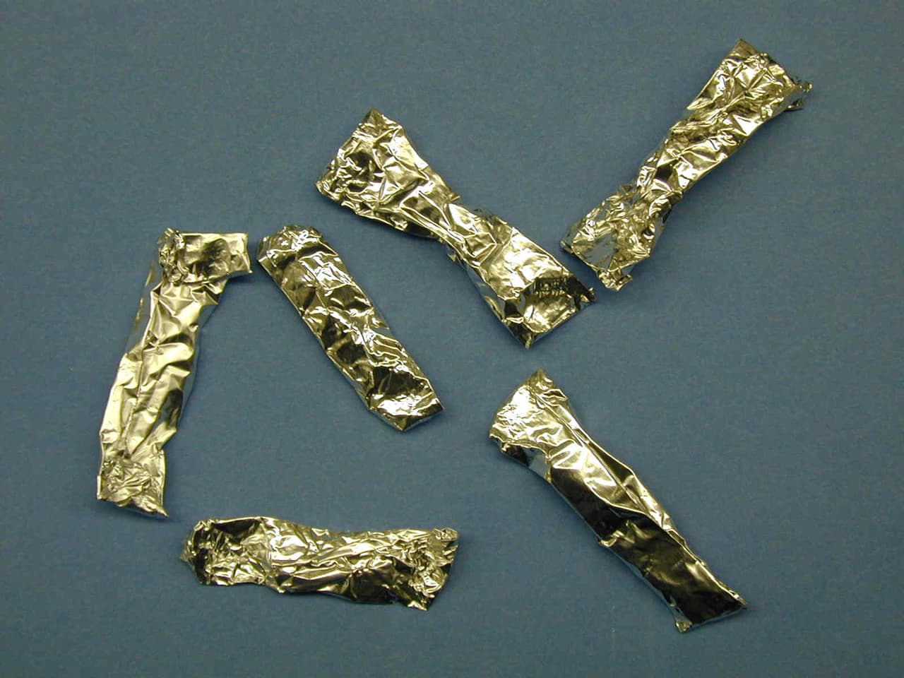 <h3 class="cms-H3-H3">Fenciclidina (PCP)</h3>
<br>
<br>Esta sustancia disociativa, diseñada como un analgésico intravenoso, fue descontinuada por sus efectos adversos graves tal como que sus consumidores se sientan fuera de la realidad. 
<br>
<br>De acuerdo con el NIH, a esta droga se le conoce regularmente como 
<a href="https://www.drugabuse.gov/es/informacion-sobre-drogas/sustancias-de-abuso-habitual#pcp" target="_blank">Angel Dust, Boat, Hog, Love Boat, Peace Pill. </a>Se puede consumir en polvo blanco o de color, tabletas o cápsulas y como un líquido trasparente inyectado. 
<br>
<br>A corto plazo, la agencia advierte que podría provocar 
<b>delirios, alucinaciones, paranoia, problemas para pensar, ansiedad, aumento de la presión arterial y la frecuencia cardíaca, enrojecimiento facial y entumecimiento de las manos o los pies. </b>
<br>
<br>El consumo de grandes dosis podría generar también náuseas, vómitos, babeo, pérdida del equilibrio, mareo, episodios de violencia, convulsiones, coma, pérdida de la memoria, problemas para hablar, ansiedad, riesgo de contraer VIH, hepatitis y hasta la muerte. 
<br>
<br>Esta sustancia 
<b>se ha vinculado con la autolesión.</b>
<br>
<br>
<br>