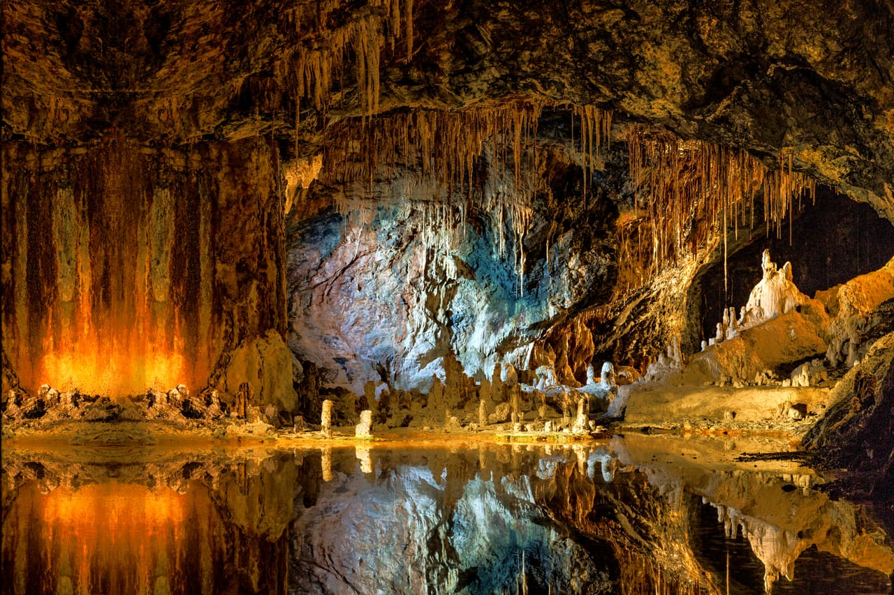 <h3 class="cms-H3-H3">Grutas de Hadas de Saalfeld, Alemania</h3>
<br>
<br>Las grutas de hadas de Saalfeld, llamadas 
<i>Feengrotten</i> en Alemania, son cuevas coloridas llenas de estalactitas y estalagmitas. Una vez que un pozo de minería de pizarra conocido como la suerte de Jeremias, las hermosas grutas fueron declaradas las "grutas más coloridas del mundo" por el Libro Guinness de los Récords.
<br>