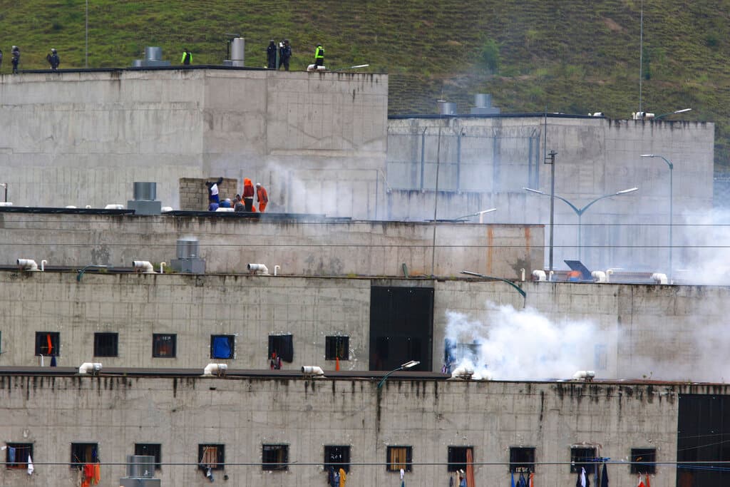 Sube a 75 el número de presos muertos en ola de violencia en tres cárceles de Ecuador