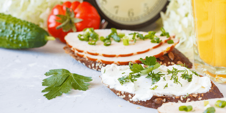<b>Dale un descanso al cocinero</b> ¿Quién hace la mayor parte del trabajo para la gran comida del día de Acción de Gracias de su familia? A menos que hayas respondido "yo", el Black Friday es un buen momento para ir a la cocina. En lugar de hacer que todos preparen su propio sándwich de pavo, recompense a los que trabajaron duro el día anterior convirtiendo las sobras en una comida gourmet.