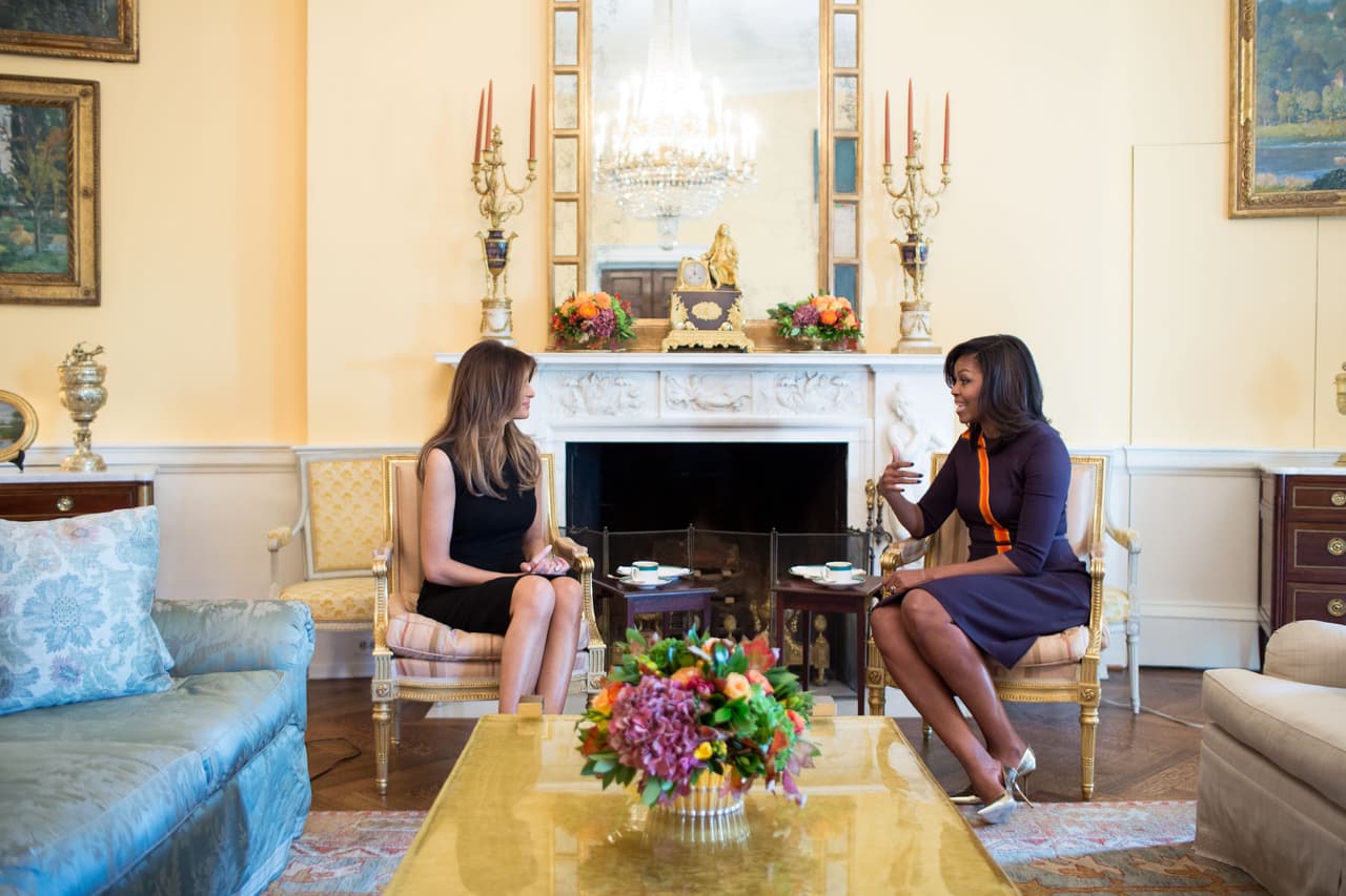 <b>Las primeras damas. </b>En paralelo al encuentro de los presidentes, las Primeras Damas: la saliente Michelle Obama y la futura, Melania Trump, 
<b><a href="Las primeras damas. En paralelo al encuentro de los presidentes , las Primeras Damas, la saliente Michelle Obama y la entrante Melania Trump se encontraron en la Casa Blanca. ">se encontraron en la Casa Blanca.</a> </b>Jueves 10 de noviembre.