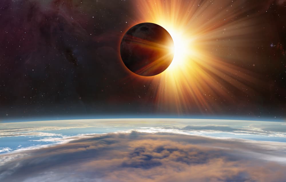 Para el mes de julio, cuando viene el eclipse de Sol, se preveen varias tragedias, una de ellas precisamente el inicio de un desastre para la Iglesia Católica, con el "asesinato de un líder".