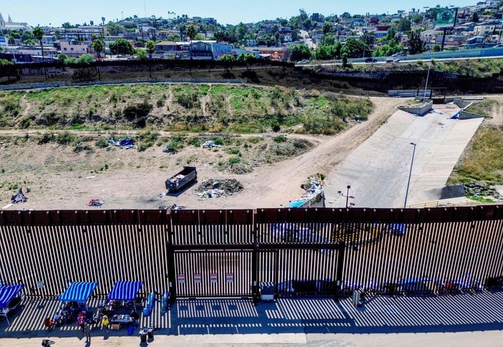 Sin embargo, en otras áreas, hay campamentos de inmigrantes, incluso entre ambos muros.