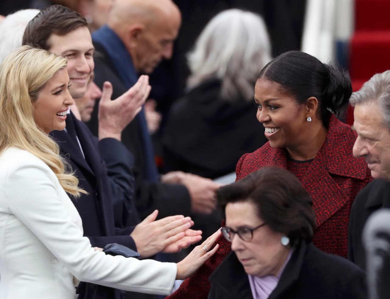 Michelle Obama saluda sonriente a Ivanka Trump.