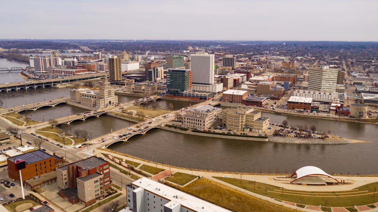 <b>Puesto 17. Cedar Rapids, Iowa.- </b>Esta ciudad entra entre los lugares donde más fácil se puede adquirir una vivienda. Asimismo con un total de 58.38 ocupa el sitio 17 de los mejores lugares para encontrar un trabajo. 
<br>