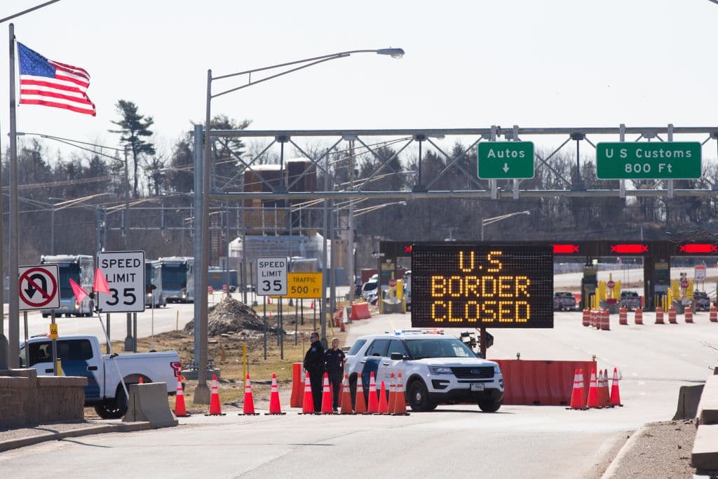 Extienden restricciones en fronteras con Canadá y México y más de 300 negocios ofrecen falsos tratamientos contra el covid-19 en EEUU