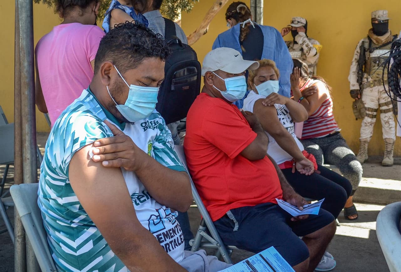 Las autoridades mexicanas administraron unas 500 primeras dosis de la 
<a href="https://www.univision.com/temas/vacuna-de-pfizer">vacuna de Pfizer</a> en el campamento de El Chaparral, Tijuana, en donde cientos de inmigrantes esperan una respuesta a su solicitud de 
<a href="https://www.univision.com/temas/asilo-politico">asilo político</a> en Estados Unidos.
