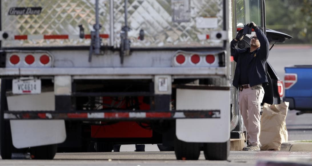 "Dios, no tenemos oxígeno": autoridades en Texas buscan camión cisterna con inmigrantes tras llamada al 911