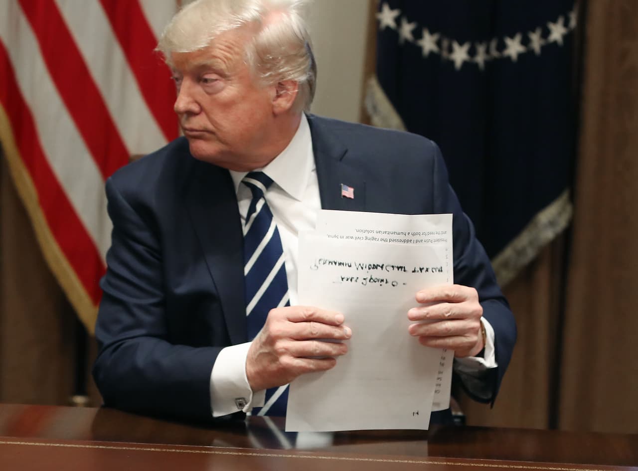 Trump ahora dice que Rusia sí interfirió en las elecciones y trata de controlar los daños tras su desastrosa reunión con Putin