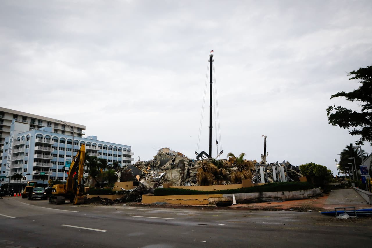 Los planes de la demolición, llevada a cabo con cargas explosivas por una firma de Maryland, se aceleraron por la cercanía de la tormenta tropical Elsa, cuyos ráfagas de viento ponían en riesgo la estructura.