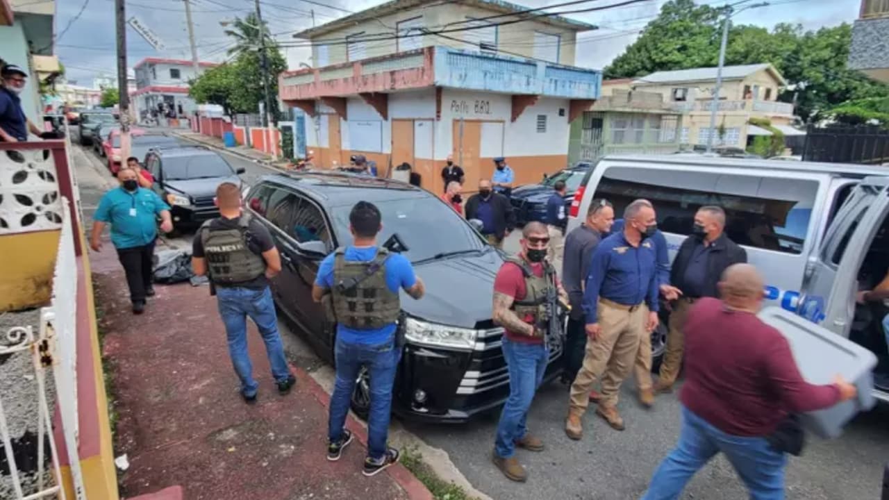Una pareja fue arrestada al encontrársele en posesión de drogas, armamento, municiones y dinero en efectivo en Santurce el 1 de octubre.