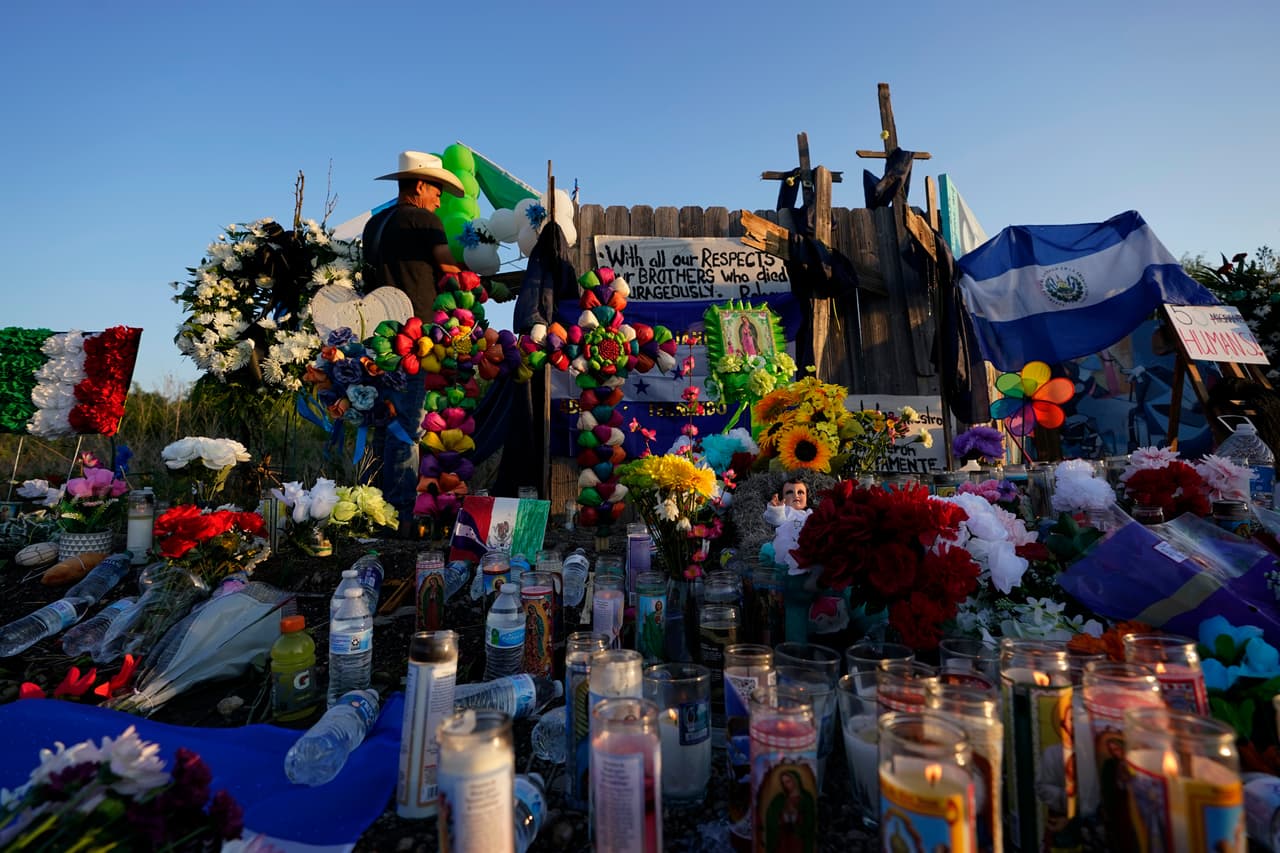 Y es que de acuerdo con cifras de las autoridades migratorias de Estados Unidos, 
<a href="https://www.univision.com/local/san-antonio-kwex/53-migrantes-muertes-san-antonio-frontera-patrulla-fronteriza">557 migrantes murieron </a>e n su intento por cruzar la frontera sur durante el año fiscal 2021 —que comprendió desde octubre de 2020 a septiembre de 2021—; principalmente en las regiones de Río Grande Valley, McAllen, Laredo, así como el de Tucson, en Arizona.