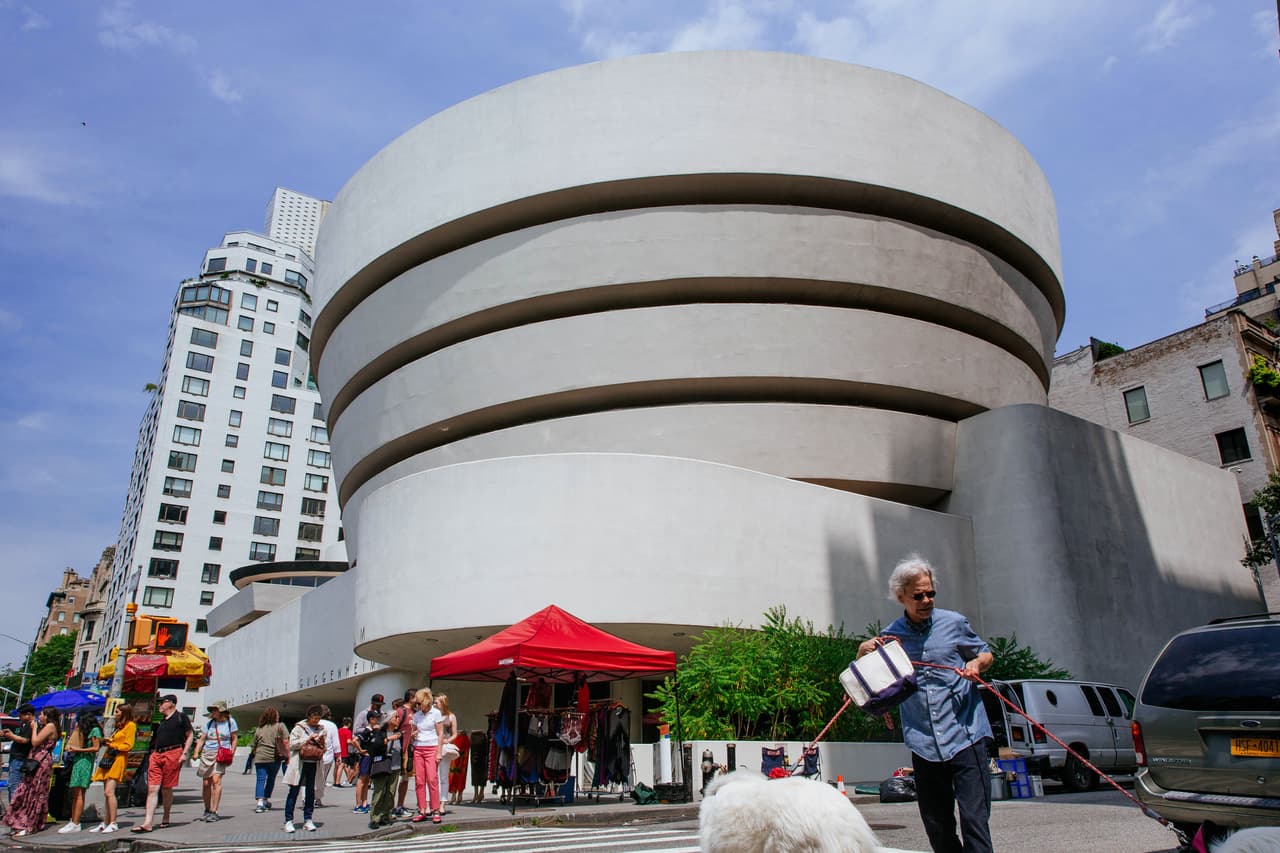 <b>Museo Salomon R. Guggenheim.</b> El edificio del Guggenheim, diseñado por Frank Lloyd Wright, es bastante impresionante, pero no tiene que visitarlo en la Gran Manzana para obtener una vista de cerca de algunas de las valiosas piezas de arte en su interior. El museo pone a disposición en línea algunas de sus colecciones y exhibiciones para personas y estudiantes, que incluyen obras de Franz Marc, Piet Mondrian, Pablo Picasso y Jeff Koons. 
<b><a href="https://www.guggenheim.org/collection-online" target="_blank">Para recorrer este museo haga click aquí </a></b>