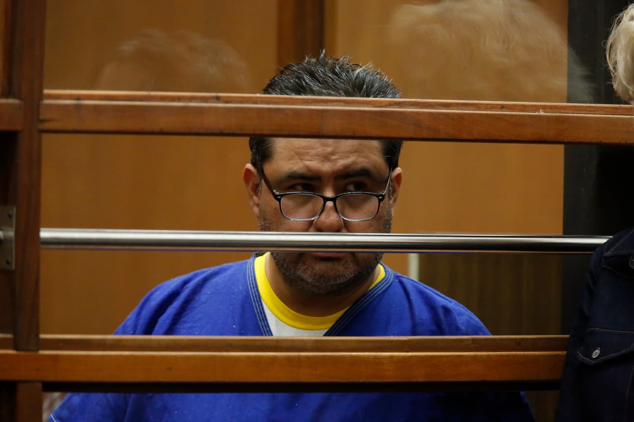 Desde su detención hasta la fecha, Naasón Joaquín García, líder de la Iglesia La Luz del Mundo, ha comparecido ante un tribunal en varias oportunidades. Y en casa presentación la vestimenta del detenido ha cambiado de blanco, a azul y ahora naranja. Estos cambios de 
<a href="https://www.univision.com/local/san-francisco-kdtv/por-que-sigue-cambiando-el-color-del-uniforme-que-el-lider-de-la-luz-del-mundo-viste-en-la-corte-fotos-fotos">color en el uniforme de los reos</a> tienen un significado de acuerdo con el sistema penitenciario de California.