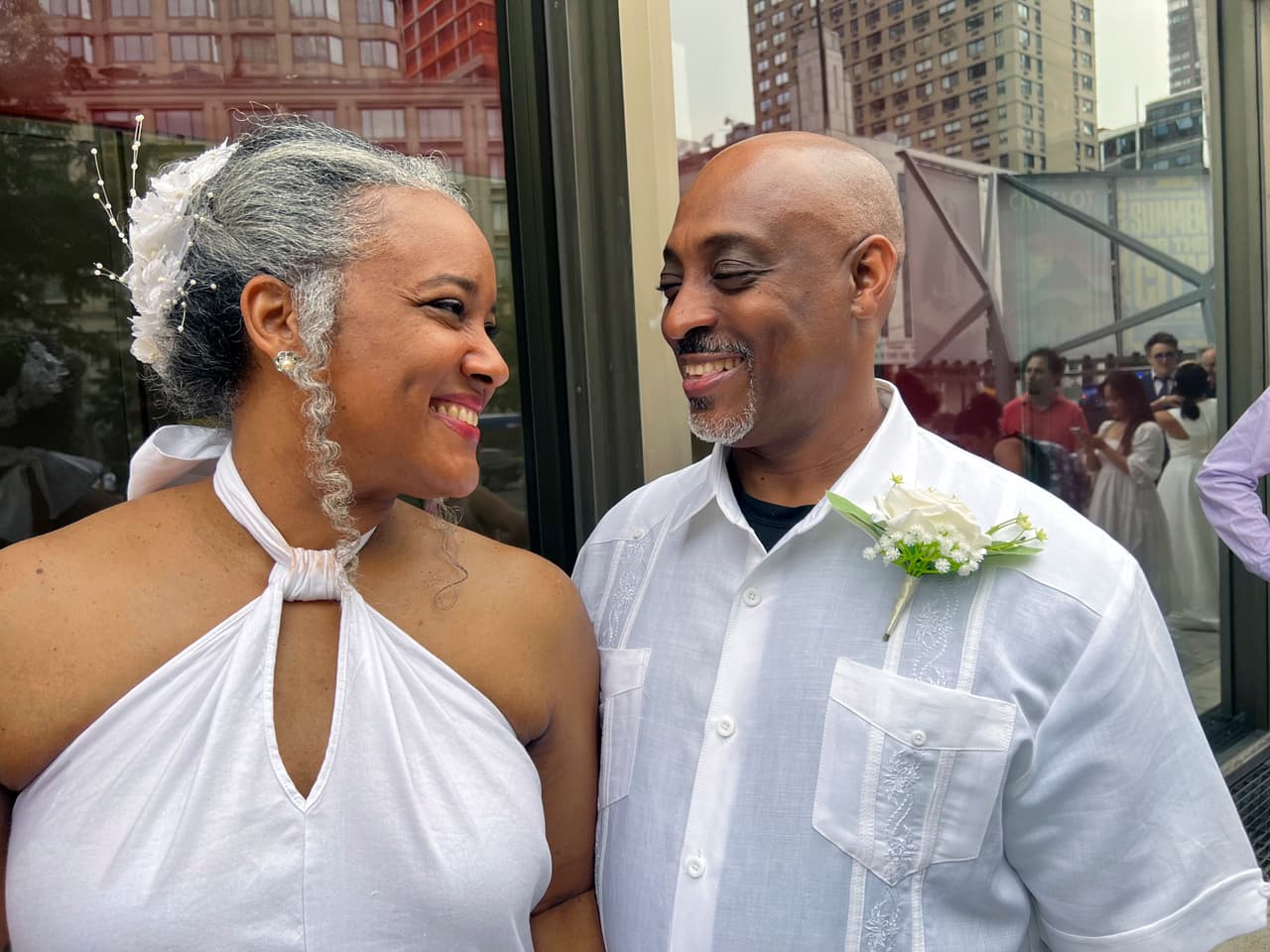 Hazel Seivwright-Carney y su esposo, Rohan Carney, sonríen en el Centro Lincoln de Nueva York, donde la pareja renovó sus votos nupciales. Ambos viven juntos desde hace 28 años.
