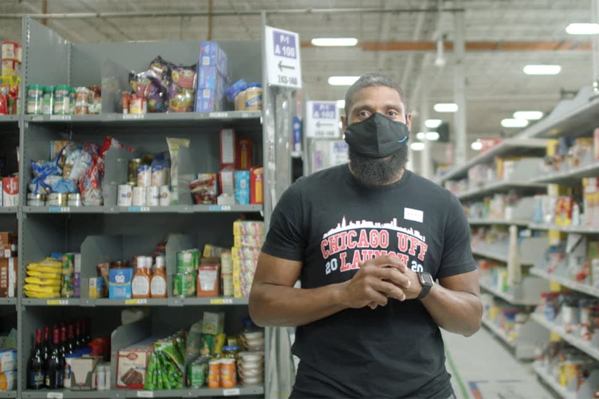 <b><a href="https://hiring.amazon.com/job-opportunities/grocery-fresh-associate-jobs#/" target="_blank">Asociado de comestibles frescos.</a></b> El equipo de comestibles respalda uno de los servicios más activos de Amazon: pedidos de comestibles en línea. Es similar a un papel de comprador, excepto que trabajará en un almacén de comestibles.