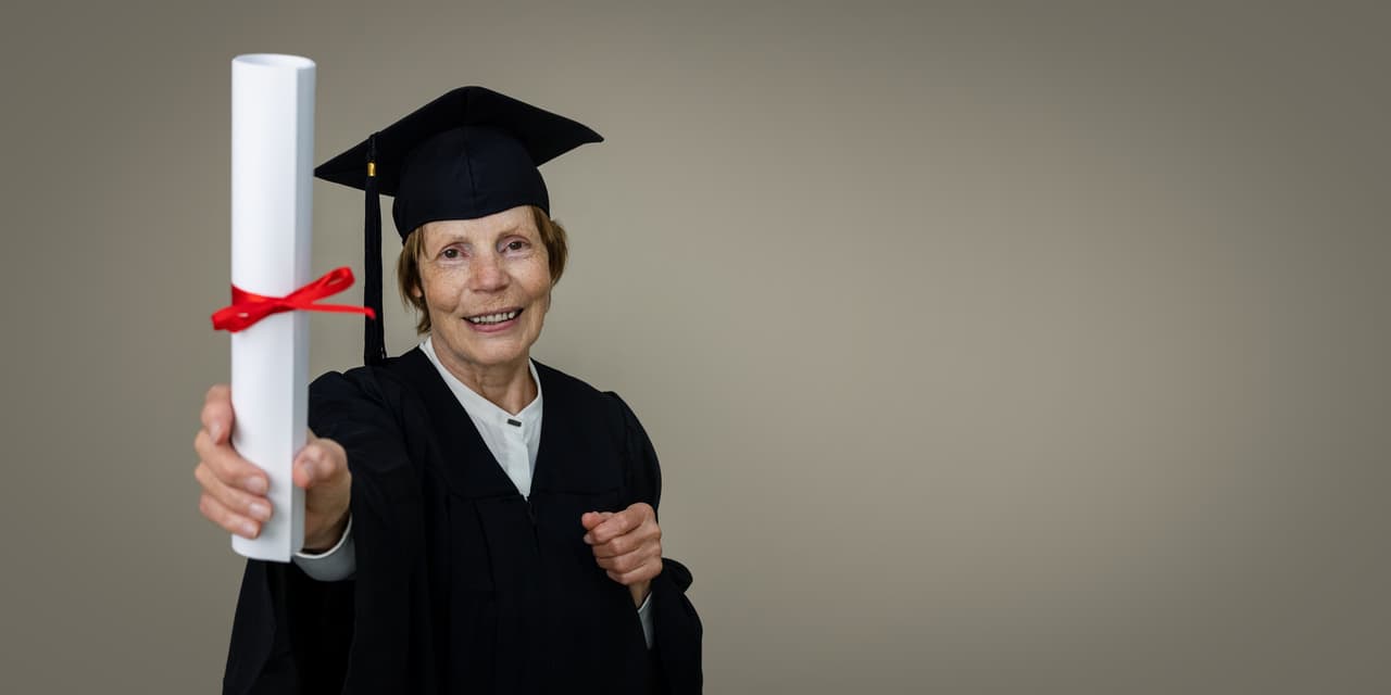 Abuelita de 93 años terminó la primaria y su bisnieta fue su profesora: así fue su historia