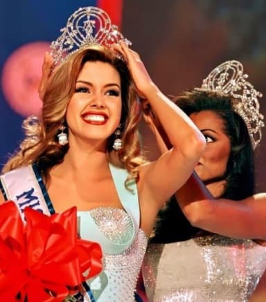 Una lista de reinas de belleza que fueron criticadas por subir de peso no estaría completa sin mencionar, precisamente, a 
<b>Alicia Machado,</b> quien se llevó la corona de Miss Universo en 1996.