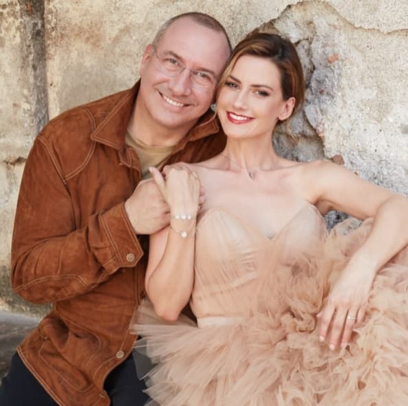 Por eso, la estrella de telenovelas como 
<b><a href="https://vix.com/es/detail/series-925?utm_medium=internal_referral&utm_source=univision&utm_campaign=breaking_news&utm_content=ed_entertainment&utm_term=slideshow" target="_blank">Que Te Perdone Dios, que puedes ver gratis aquí en ViX</a></b>, no dudó en irse a Francia con él tras finalizar su trabajo al lado de Alejandra Espinoza. 
<br>