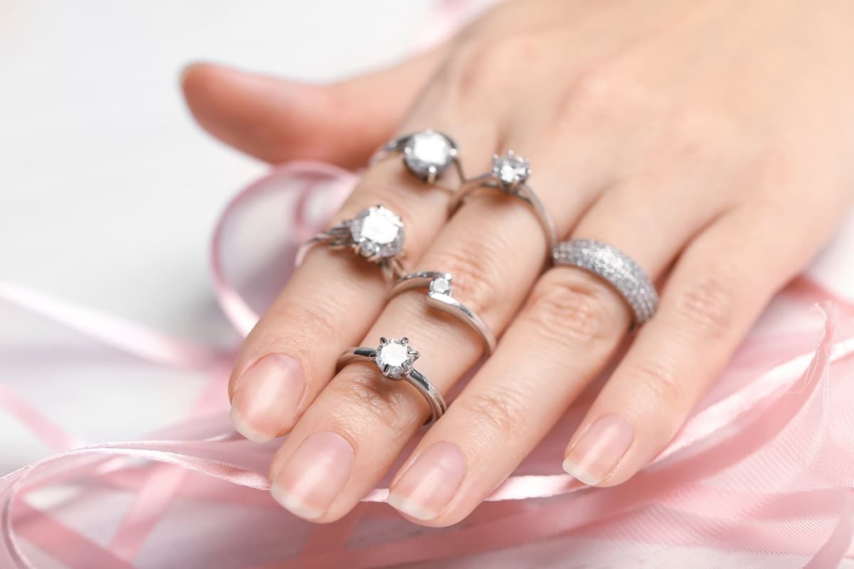 50 anillos de compromiso para las mujeres que aman el oro blanco