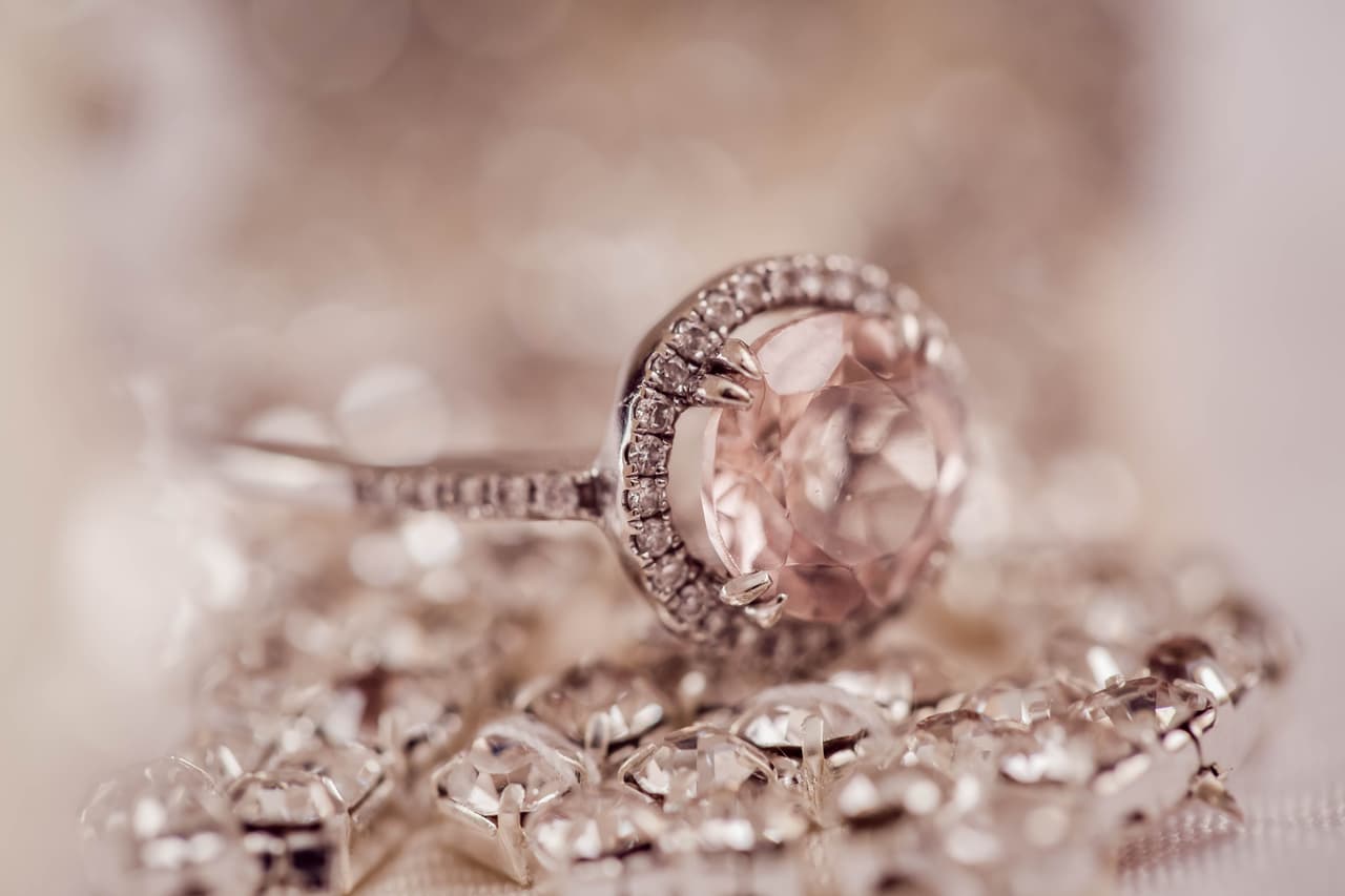25 anillos de compromiso para mujeres que no son clásicas en absoluto