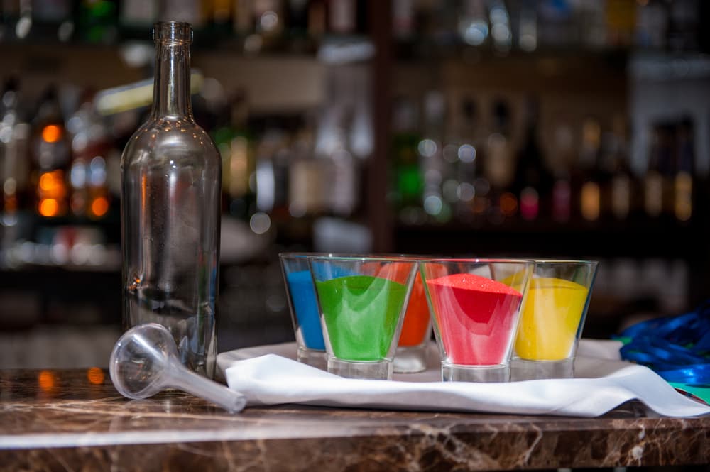 Haz tus propias botellas decoradas con arena de colores siguiendo estos pasos