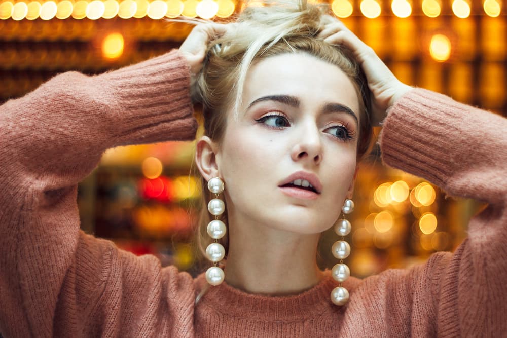 Las perlas son muy elegantes y no te harán ver aseñorada si sabes cómo combinarlas: tips