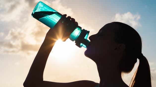 Cuánta agua deberías tomar al día y cuáles son buenas estrategias para permanecer bien hidratada