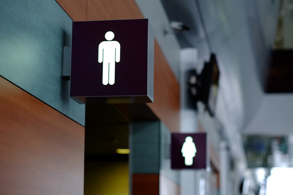 ¿Tu hijo quiere ir solo al baño público? Mantenlo seguro con estos consejos